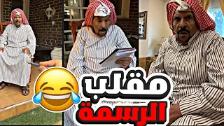 خليت الخال ينتظر   ساعات عملود أرسمه وياخذ   الاف دينار        شوفوا شنو صار    دندنها