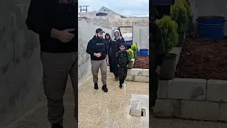 قدمت البيت هدية للأيتام حدا بتذكر هي العائلة يلي زرتها يوم الثلج و مافي غيرها بالمخيم الأم و   أيتام دندنها