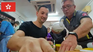 热心的当地人邀请我品尝香港点心