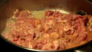 makan daging babi dengan sayur kol 