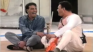 حسن الاسمر مش قادر يمسك نفسه من الضحك وهما مساطيل وبيتريقوا على واحد الدغ قلبوا المسرح ضحك ومسخره 