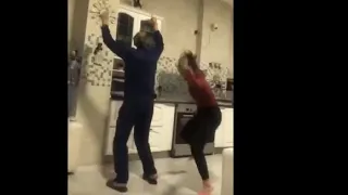 احلي بنت وباباها  واغنية الحلو رماني جابنى ووداني    دندنها