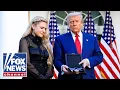 Download Lagu KIJK: Trump eert 'martelaar voor de waarheid' Charlie Kirk met Presidential Medal of Freedom