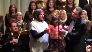طفله مصريه تغني  عالحلوه والمره  عبد الغني السيد دندنها