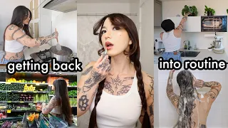 getting back into routine | workouts, meal prep, 5AM mornings, organizing my apartment