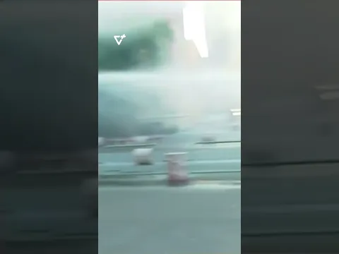 Molotov mbi policinë, një efektiv merr zjarr! Uniformat blu përgjigjen me ujë dhe gaz