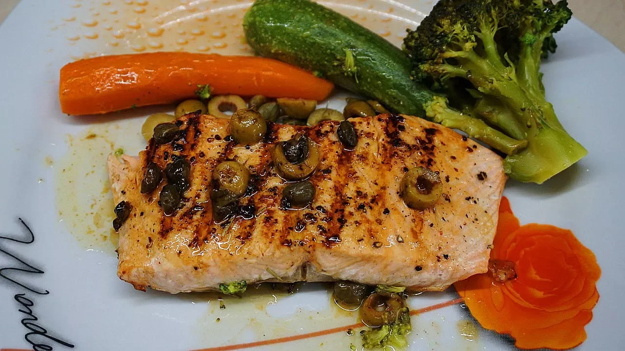 Grilled salmon with capers and olives -      