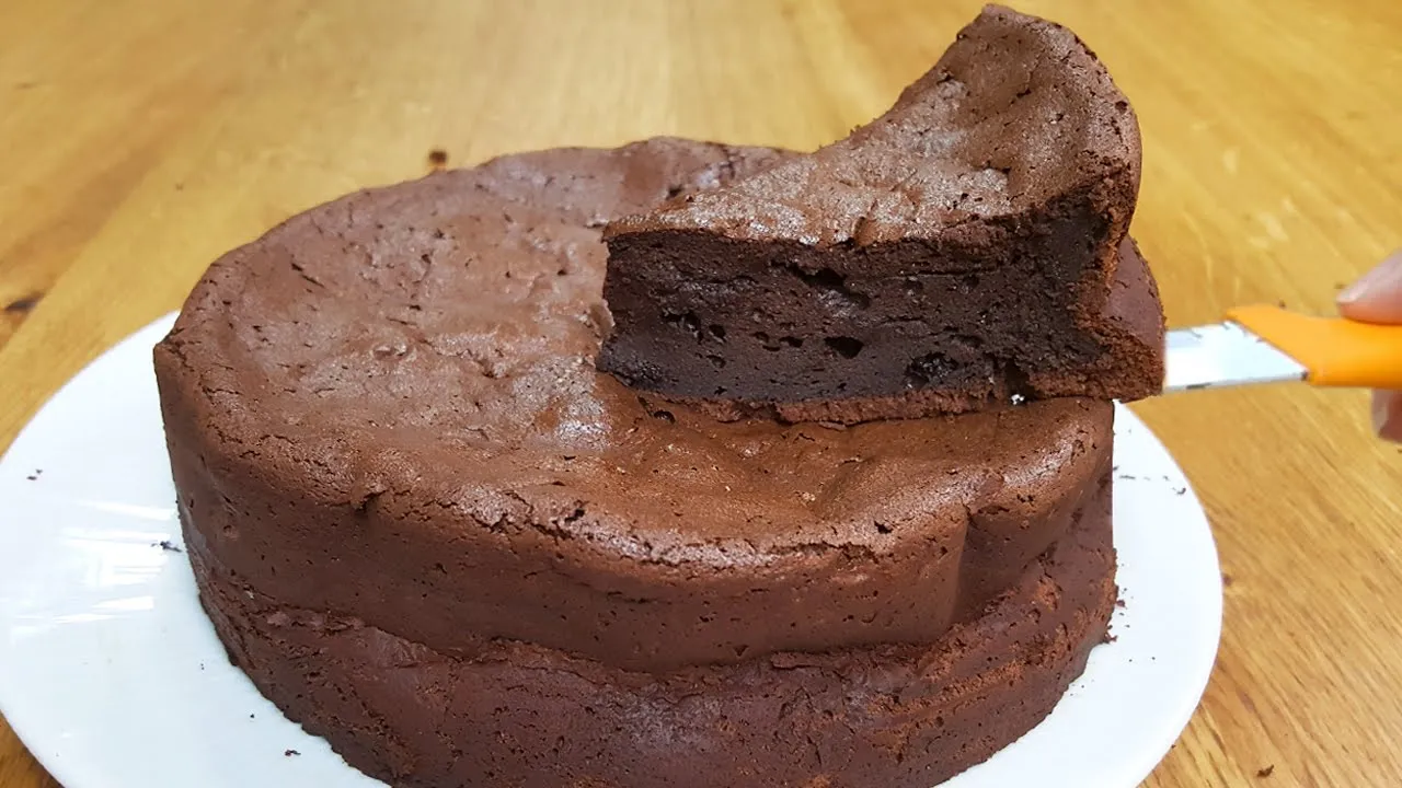 Hoje eu vou ensinar uma receita de bolo gelado de chocolate super fácil no liquidificador com um rec. 