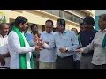 Lagu ಕಬ್ಬಿನ ಬೆಲೆ ನಿಗದಿ ಪಡಿಸಿ ಹೋರಾಟಕ್ಕಿಳಿದ ರೈತರು ಸತೀಶ್ ಶುಗರ್ ಕಾರ್ಖಾನೆ ಮುಂದೆ ಪ್ರತಿಭಟನೆ