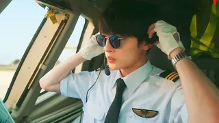 طيار وسيم يقع في حب صوت المراقبة الجوية اللى بتساعده في الهبوط ولما بيقابلها بيقع في حبها 