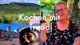 Gulasch ist ursprünglich ein Eintopf aus Ungarn. Dort wird das Gulasch mit saurer Sahne verfeinert. . 