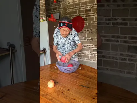 Una broma salió mal... ¡la manzana explotó! 💥👵