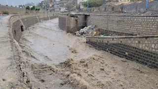 سيول جارفة تجرف المدينة في تعز اليمن