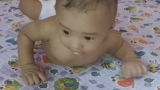 lucu dan menggemaskan adik baby ijhonk belajar merangkak 