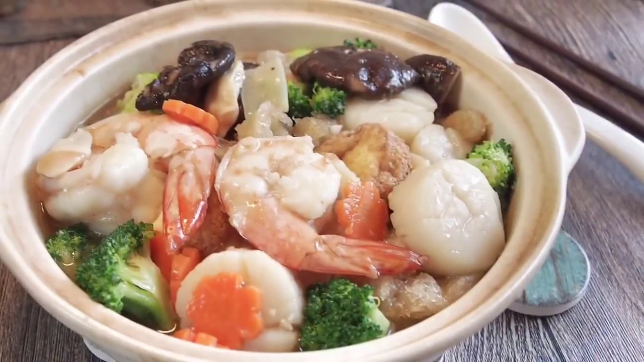 BEST Ever Superior Seafood Pot   Yi Pin Guo  () Chinese Seafood Claypot Recipe