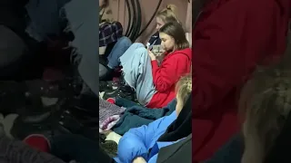 شاهد بنات نازحات في اوكرانيا بعد ما تم جمعهم بملجأ بعد القصف الروسي 