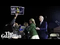 Download Lagu Betogers bestormen podium terwijl Joe Biden zijn toespraak houdt op Super Tuesday