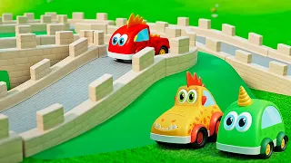 Mocas toy cars' big track race, aquarium exploration & domino train fun!