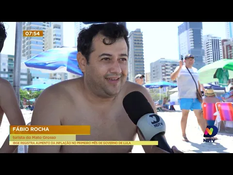 Moradores de BC identificam aparecimento de certo de tipo de 'alga' em praia de Balneário Camboriú