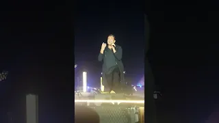 الهضبة عمرو دياب حفلة الامارات عمرو دياب يغني اهي مره ونندم علي العشرة الغاليه وايه يعني 