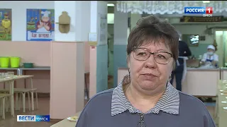 Родители и представители городской администрации сегодня пришли на обед в школьную столовую