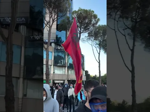 Bulevardi ‘pushtohet’ nga studentët, qëndresë përpara Kryeministrisë, hidhet gaz lotsjellës