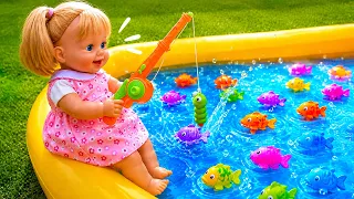 Игры в бассейне: игрушечная рыбалка с куклой Алекс
