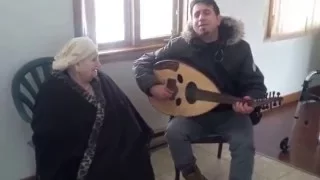 المطرب حسام عساف يغني ويطرب الحجه إم نبيل الشرفا   دندنها