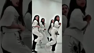 امسك وانا هعمل اعمى   لانا   لين   دندنها