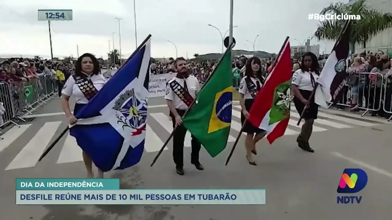 Desfile reúne mais de 10 mil pessoas em Tubarão