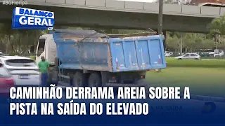 Caminhão derrama areia e complica trânsito na saída do elevado em direção á Ponte Colombo Salles