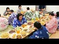 Lagu 26 HUNGRY Sumo Wrestlers Eat ENDLESSLY After Intense Training!