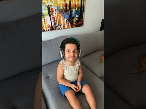 Assistindo jogo do Brasil perto de uma criança