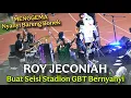 Download Lagu Menggema..!! Aksi Roy Jeconiah Bernyanyi Bersama Puluhan Ribu Bonek di Stadion GBT Surabaya