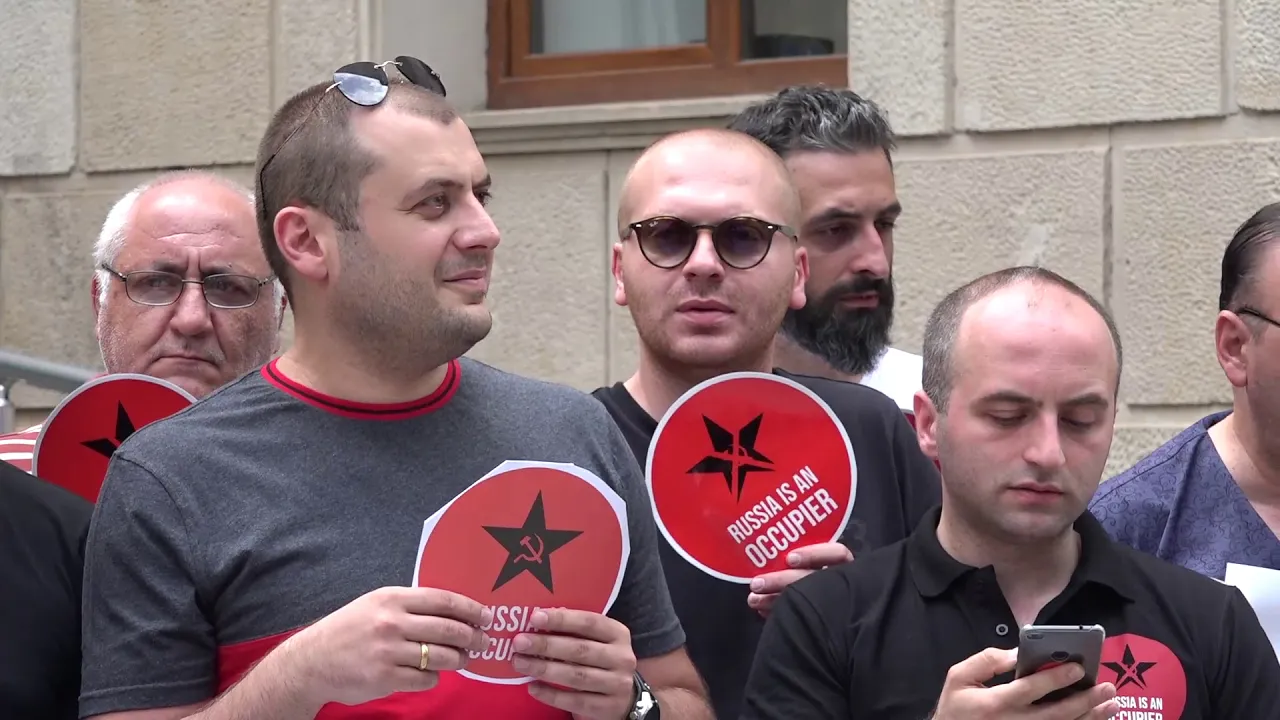 პარლამენტში რუსეთის დელეგაციის ვიზიტი სამოქალაქო აქტივისტებმა ,მედიამ და პოლიტიკოსებმა გააპროტესტეს
