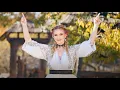 Download Lagu Delia Barbu- Ieșiră bărbații-n târg (Videoclip Oficial)
