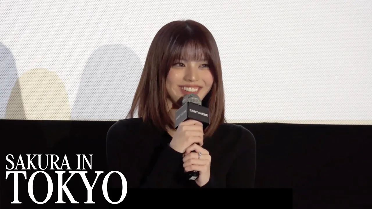 公式YouTubeでは、咲来の東京でのビハインド映像「SAKURA in TOKYO」が公開されています。東京での撮影の合間の素顔が見られる内容で、同じHYBE系列のJ-POPグループaoenのメンバーと交流する場面もあります。a