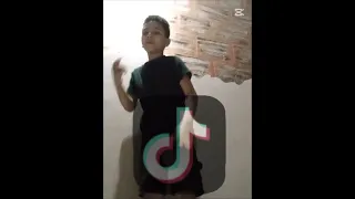 الولد ابو قرون طاير على التليفون وشكل ساميه صرخه 