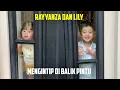 RAYYANZA DAN LILY, MENGINTIP DI BALIK PINTU
