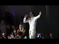 Achille Lauro canta "Amor" seduto in mezzo al pubblico del Radio Zeta Future Hits 2025