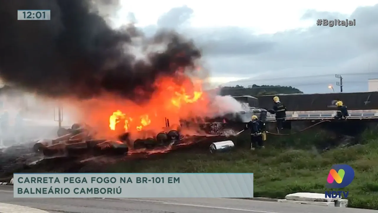 Carreta pega fogo na BR-101 em Balneário Camboriú