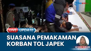 Download Tangis Histeris Keluarga Iringi Kedatangan dan Pemakaman Jenazah Korban Kecelakaan Tol Japek KM 58 MP3