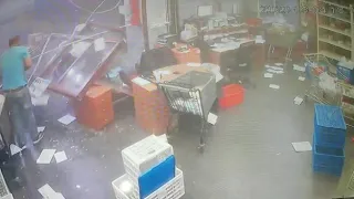 لا تأمن الدنيا شاهد الهدوء الذي يسبق العاصفة دندنها