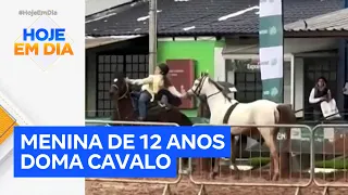 Menina de 12 anos consegue domar cavalo assustado em arena no RS