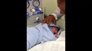 طريقة الأذان في اذن المولود  طريقة الأذان في اذن المولود