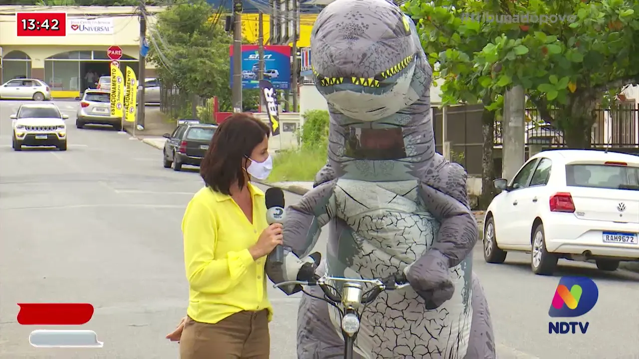 Mistério resolvido: Conheça o dinossauro de patinete que conquistou Joinville