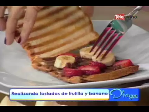 Realizando tostadas de frutilla y banano