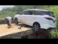 Lagu How did one person manage to escape a ditch when both rear wheels fell off a curb? #OriginalVideo