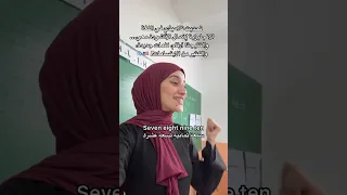 أستاذة تبدع في تعليم تلاميذها الإنجليزية 