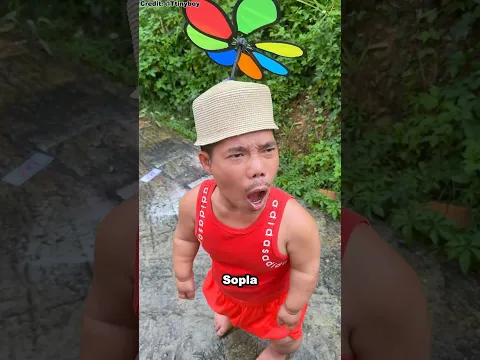 ¡El pequeñín salió volando y el tío vino al rescate! 😱🛸 #shorts #youtubeshorts